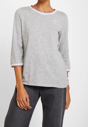 Graues Langarm-T-Shirt mit rundem Ausschnitt, verziert mit pinkem Glitter, besticktem Text und Dreiviertelärmeln. Hergestellt aus einem weichen Baumwollmischgewebe.