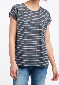 Randig grå t-shirt med korta uppvikta ärmar, med vita horisontella ränder och ett litet orange hjärta på bröstfickan.