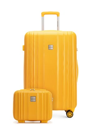 Dos maletas rígidas amarillas con textura, una grande con ruedas y asa telescópica, y una maleta rectangular más pequeña, ambas con logotipos de la marca.