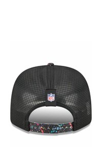 Schwarze Netzmütze mit einem bunten Spritzmuster und verstellbarem Riemen. Mit NFL-Logoetikett auf der Rückseite. Abgerundete Form mit Belüftung.