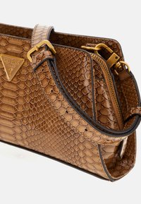 Borsa sintetica marrone con motivo pitone, dotata di hardware in tono dorato, dettaglio con fibbia e un compartimento con zip.