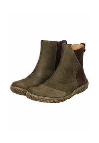 Hnědé a zelené kotníkové boty vyrobené z kůže, s bočním zipem, zaoblenou špičkou, texturovanou podešví a kontrastními hnědými akcenty.