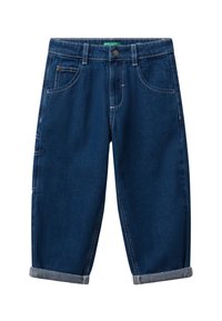 Tmavě modré džíny s krátkým střihem, ohrnutými manžetami, předními kapsami, poutky na opasek a viditelnými bílými švy.