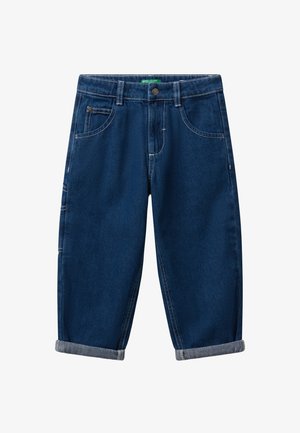Pantalones de mezclilla oscuros, cortos, con puños enrollados, bolsillos frontales, presillas para cinturón y costuras blancas visibles.