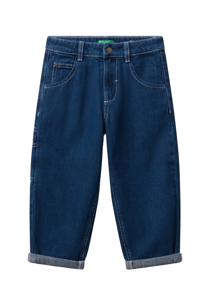 Tmavě modré džíny s krátkým střihem, ohrnutými manžetami, předními kapsami, poutky na opasek a viditelnými bílými švy.