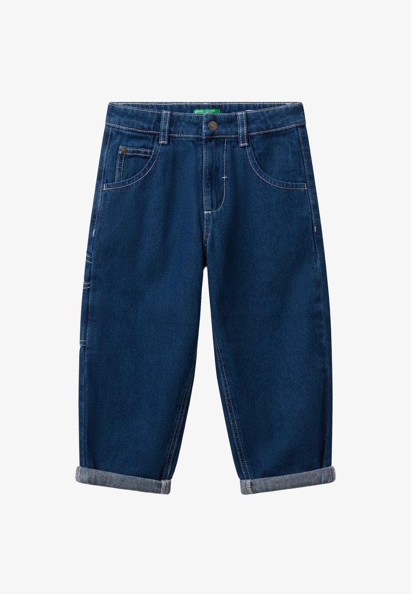 Tmavě modré džíny s krátkým střihem, ohrnutými manžetami, předními kapsami, poutky na opasek a viditelnými bílými švy.