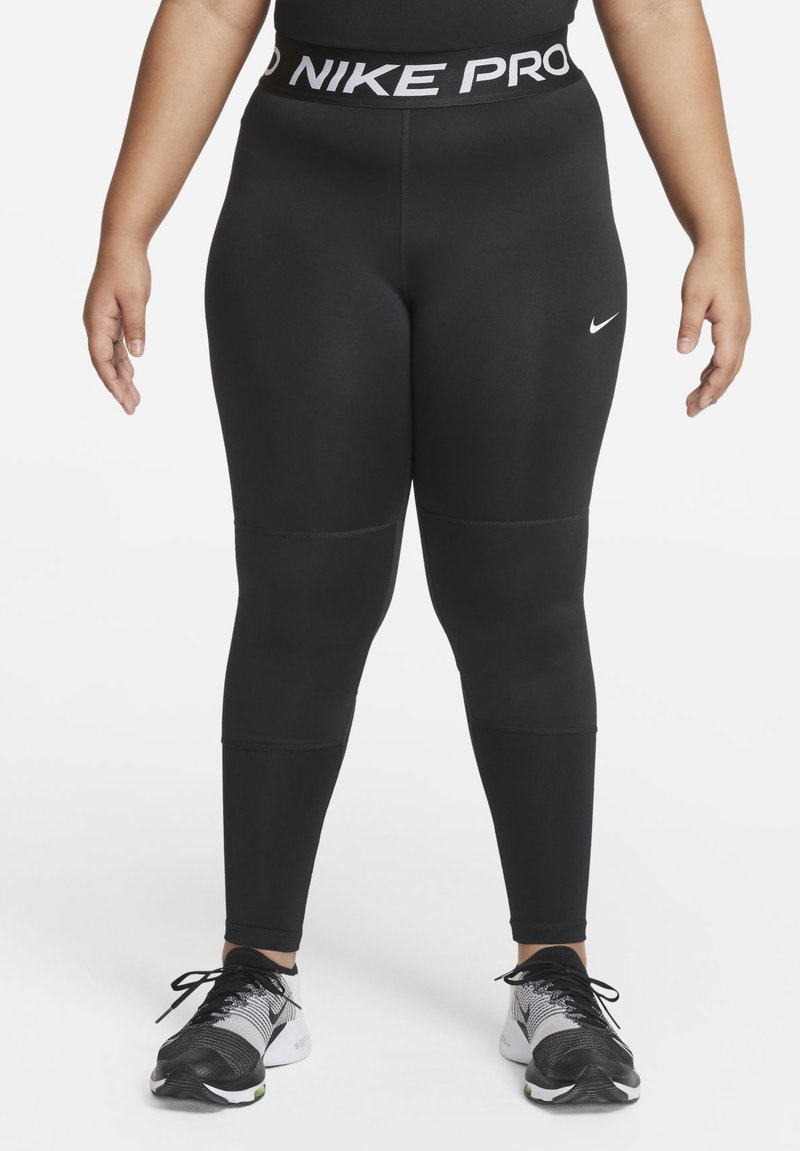 Schwarze Nike Pro Leggings mit einem breiten Taillenbund, der mit weißem Branding versehen ist. Gefertigt aus dehnbarem Stoff mit glatter Textur und figurbetontem Design.