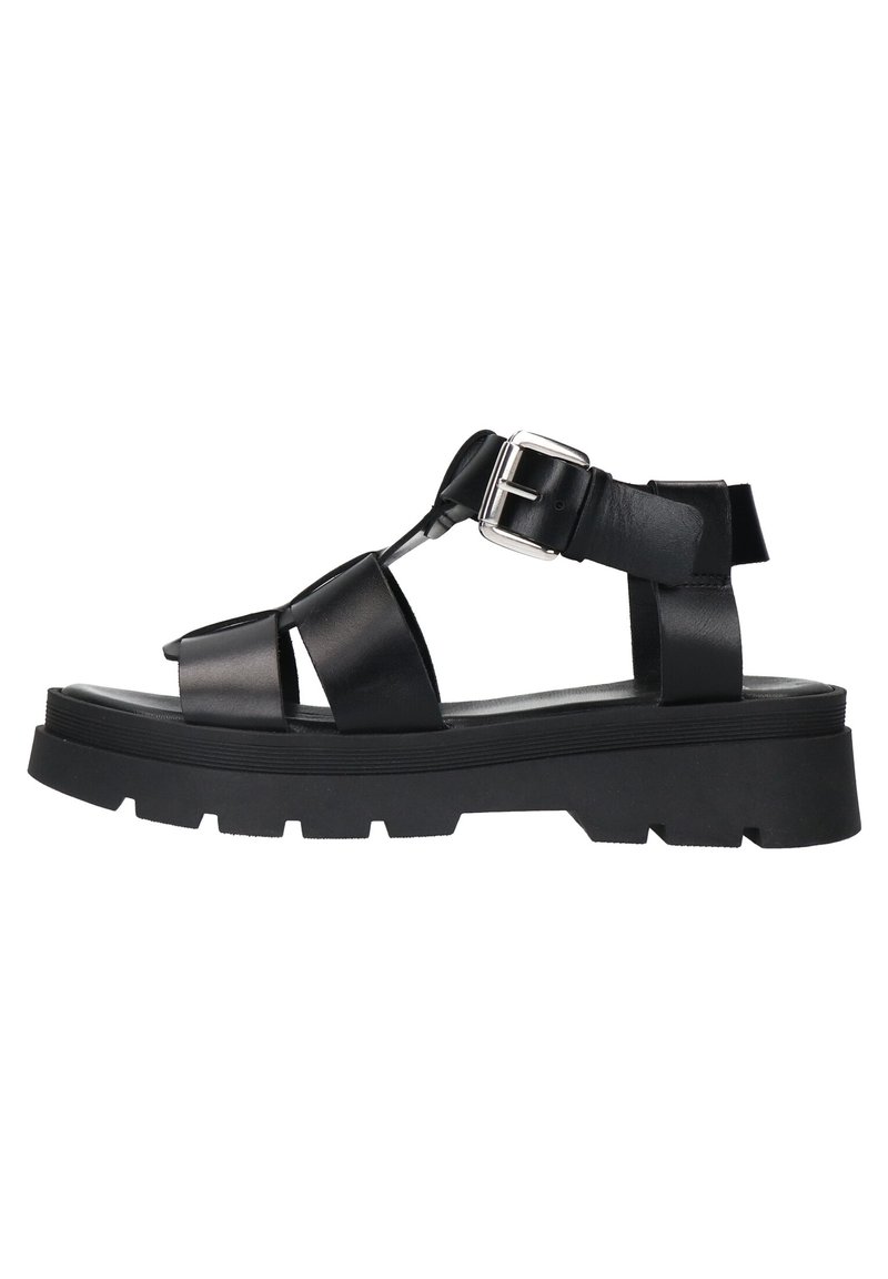 Zwarte plateau-sandalen van synthetisch leer. Heeft brede banden, een metalen sluiting en een gestructureerde zool voor grip.