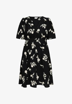 Czarna sukienka z krótkim rękawem z białym kwiatowym haftem, dekoltem w serek, marszczoną talią i rozkloszowanym dołem.