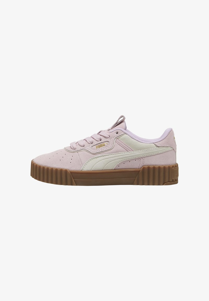Zapatillas de ante rosa con una gruesa suela de goma marrón, que presentan detalles en verde claro y un pequeño logotipo dorado en el lateral.