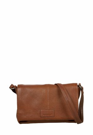 Borsa a tracolla in pelle marrone con finitura testurizzata, con chiusura a patta, tracolla regolabile e etichetta del brand sul davanti.