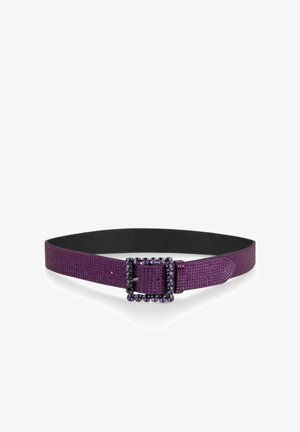 Cinturón morado con un diseño texturizado adornado con strass. La hebilla es de forma cuadrada con acentos decorativos adicionales.