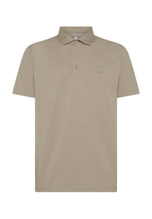 Polo beige in cotone, con colletto classico, chiusura a tre bottoni e un piccolo logo sul lato sinistro del petto.