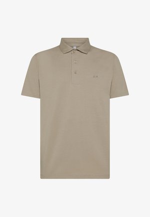 Polo beige in cotone, con colletto classico, chiusura a tre bottoni e un piccolo logo sul lato sinistro del petto.