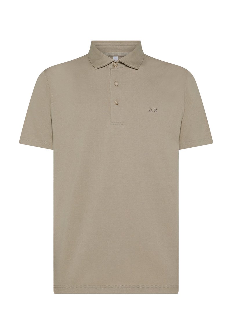 Polo beige in cotone, con colletto classico, chiusura a tre bottoni e un piccolo logo sul lato sinistro del petto.