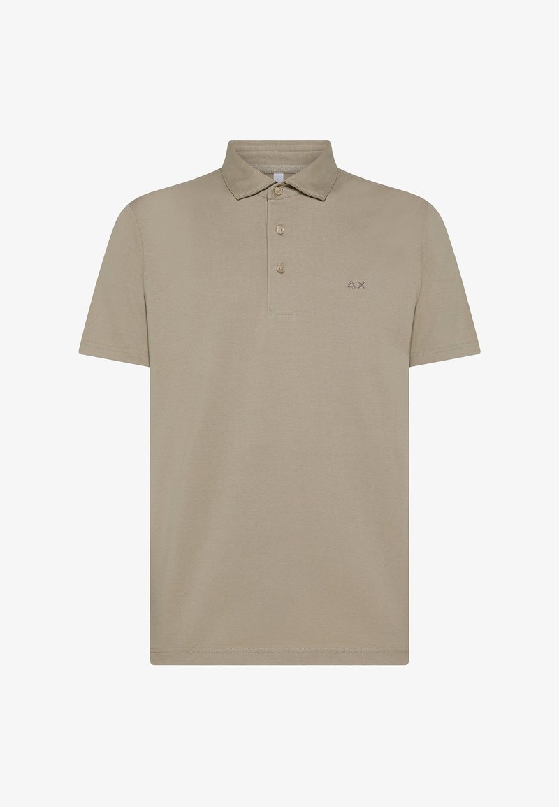 Polo beige in cotone, con colletto classico, chiusura a tre bottoni e un piccolo logo sul lato sinistro del petto.