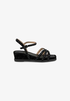 Sandale cu toc wedge din suede negru, având un design cu curele decorate cu câteva barete negre, și o curea pentru gleznă cu închidere tip cataramă. Finisaj neted, mat.