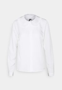 Camicia bianca a maniche lunghe con collo rotondo e arricciato e chiusura anteriore con bottoni. Realizzata in tessuto morbido, ha una vestibilità aderente e maniche con polsini.