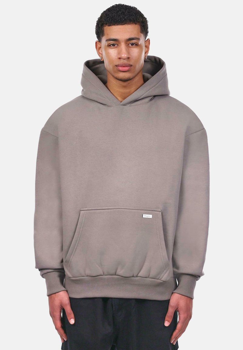 Hoodie in gedempt grijs, met een voorzak, ribgebreide mouwen en onderkant. Zachte textuur, relaxed fit, minimale branding op de voorkant.