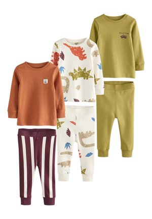 Tre sæt toddler-pyjamas: rust langærmet top med stribede bukser, dinosaurtryk top med matchende bukser, og olivengrøn top med matchende bukser.
