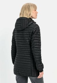 Zwarte pufferjas met een capuchon, voorzien van een gewatteerd ontwerp, ritssluiting en geribde manchetten. Gladde textuur en lichtgewicht materiaal.