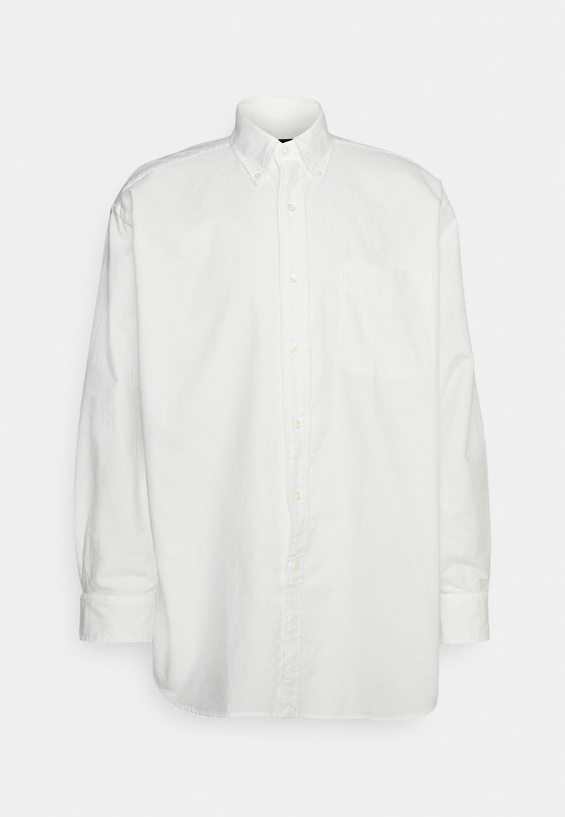 Vit långärmad skjorta med knappar, gjord av bomull. Har en krage, frampocket och knapppunkter längs knappslån och ärmar.
