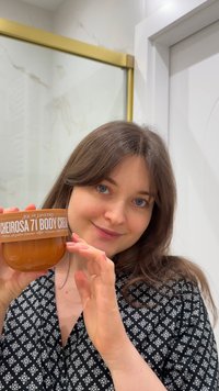 Krem do ciała Cheirosa 71 w zaokrąglonym, bursztynowym słoiku z beżową etykietą z białym napisem. Na etykiecie znajdują się szczegóły produktu.