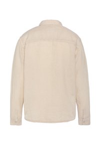 Beige overhemd met lange mouwen, een button-down kraag en een rechte zoom. Gemaakt van lichte stof, met een gladde textuur en minimale stiksels.
