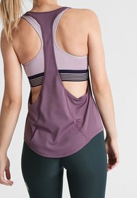 Canottiera sportiva viola con design a schiena aperta, realizzata in tessuto morbido, con spalline sottili e orlo curvo.