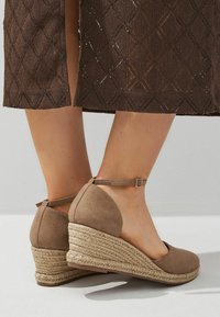Next FOREVER COMFORT CLOSED TOE -REGULAR FIT - Pumps med kilklack - sand