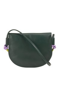 Borsa a tracolla verde in pelle con forma rotonda, dotata di una tracolla sottile e accenti colorati annodati in viola e giallo.