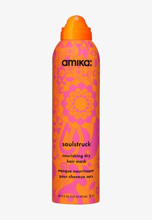 Fel oranje en roze patroon spuitbus met label "amika: soulstruck nourishing dry hair mask," 200 ml, met een afgeronde oranje dop.