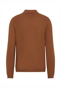 Bruine lange mouwen polo met een opstaande kraag, een gestructureerde stof en geribde manchetten. De achterkant laat een eenvoudig, strak ontwerp zien.