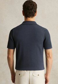 Reiss REGULAR FIT-MERIT MICRO-CABLE OPEN-COLLAR  - Pólóing - dark airforce blue