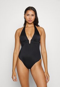 Costum de baie negru cu guler halter și decolteu ad�ânc în formă de V, având un accent circular în centrul său. Material neted și elastic, cu o siluetă ajustată.