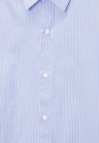 Chemise habillée bleu clair avec fines rayures verticales blanches et bleu foncé, boutons blancs et col pointu.