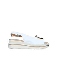 Sandal in pelle bianca con tacco a slingback e un accento argentato, soletta imbottita e suola testurizzata. Presenta un tacco a zeppa e fibbia regolabile.