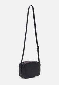 Borsa a tracolla nera in pelle testurizzata; forma rettangolare con chiusura a zip e una tracolla regolabile. Design minimalista senza accenti visibili.