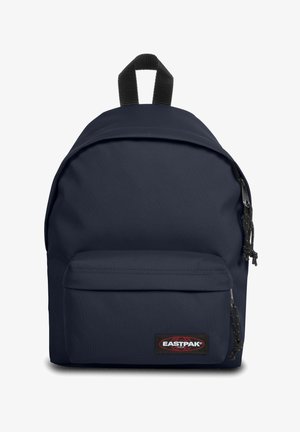 Marinblå Eastpak ryggsäck med ett huvudfack, framficka, texturerat tyg, svarta dragkedjedetaljer och ett handtag på toppen.
