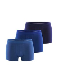 Tři páry pánských boxerkových trenýrek v různých odstínech modré, uspořádané ve střídavém řadu na bílém pozadí.