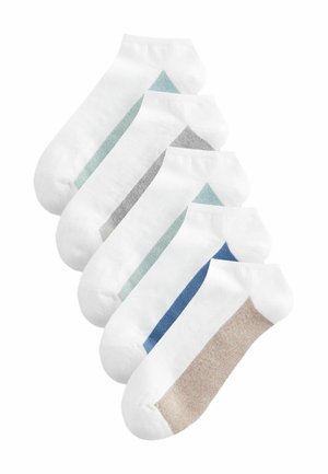 Chaussettes de cheville blanches avec des accents de couleur sur le talon et les orteils : turquoise, gris, bleu et beige. Mélange de coton doux avec une texture lisse.