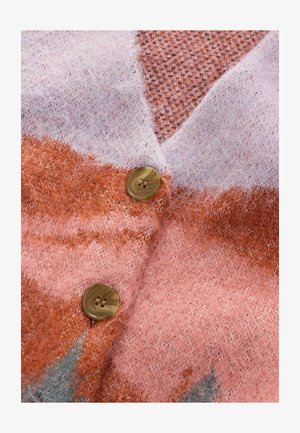 Nahaufnahme von einem flauschigen Strickstoff mit orangefarbenen, rosa und grauen Farbbändern sowie zwei braun marmorierten Knöpfen.