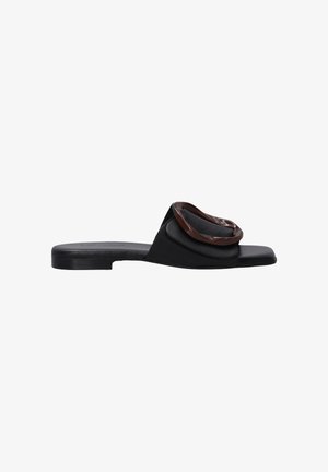 Zwarte slip-on sandaal met een vlakke zool, voorzien van een gelaste matte afwerking en een glanzende bruine ronde accent op de bovenkant.