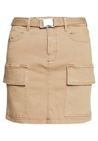Jupe en denim kaki avec une taille ajustée, boucle de ceinture en métal argenté, deux poches latérales et une coupe droite, avec des détails de couture visibles.