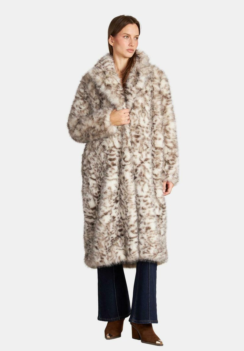 Płaszcz z futerkiem syntetycznym o miękkiej, fakturowanej powierzchni w kremowym i brązowym kolorze, z szerokim kołnierzem i luźnym, oversize'owym krojem.