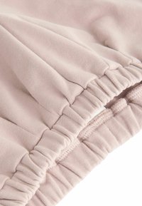 Next  SET mauve
