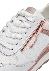 Białe sneakersy z plecionym wzorem, teksturowanymi akcentami i różowo-złotym wykończeniem. Posiadają boczny zamek błyskawiczny, płaskie białe sznurówki oraz solidną, wyściełaną podeszwę.