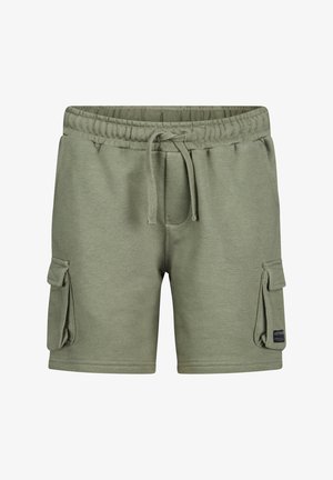 Luźne szorty w kolorze oliwkowej zieleni z elastycznym pasem, troczkiem, bocznymi kieszeniami z klapkami oraz małą czarną metką marki na lewej kieszeni.