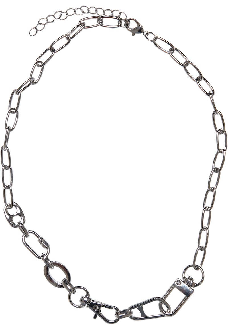 Collier en chaîne métallique avec des maillons allongés en métal argenté, doté d'un fermoir mousqueton et d'une chaîne réglable à l'arrière pour varier la longueur.