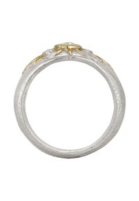 Sølvring med en tekstureret finish, der har gyldne accenter og en central sten. Designet inkluderer indviklede detaljer og en glat inderside.